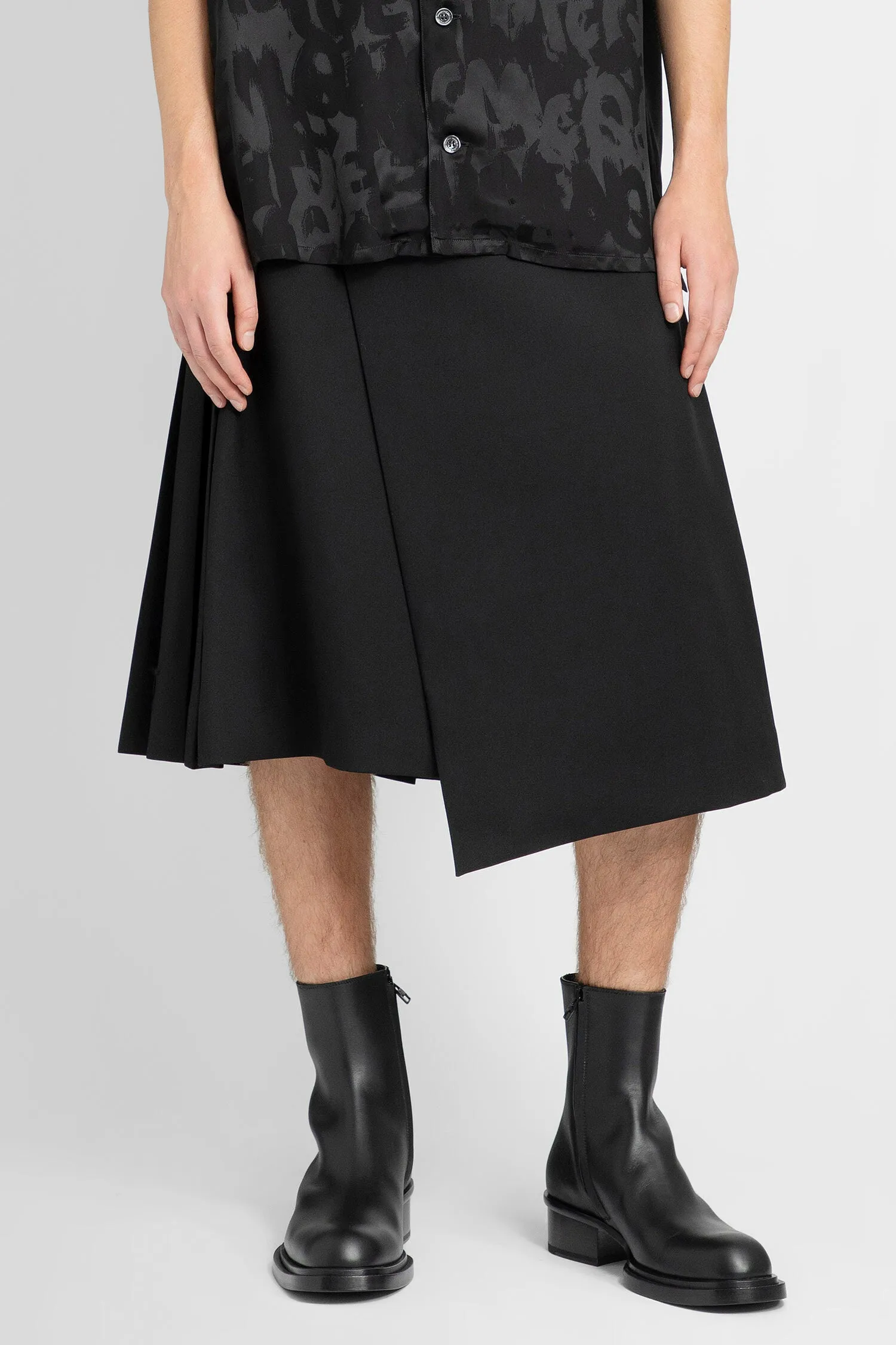 ALEXANDER MCQUEEN MAN BLACK SHORTS & SKIRTS