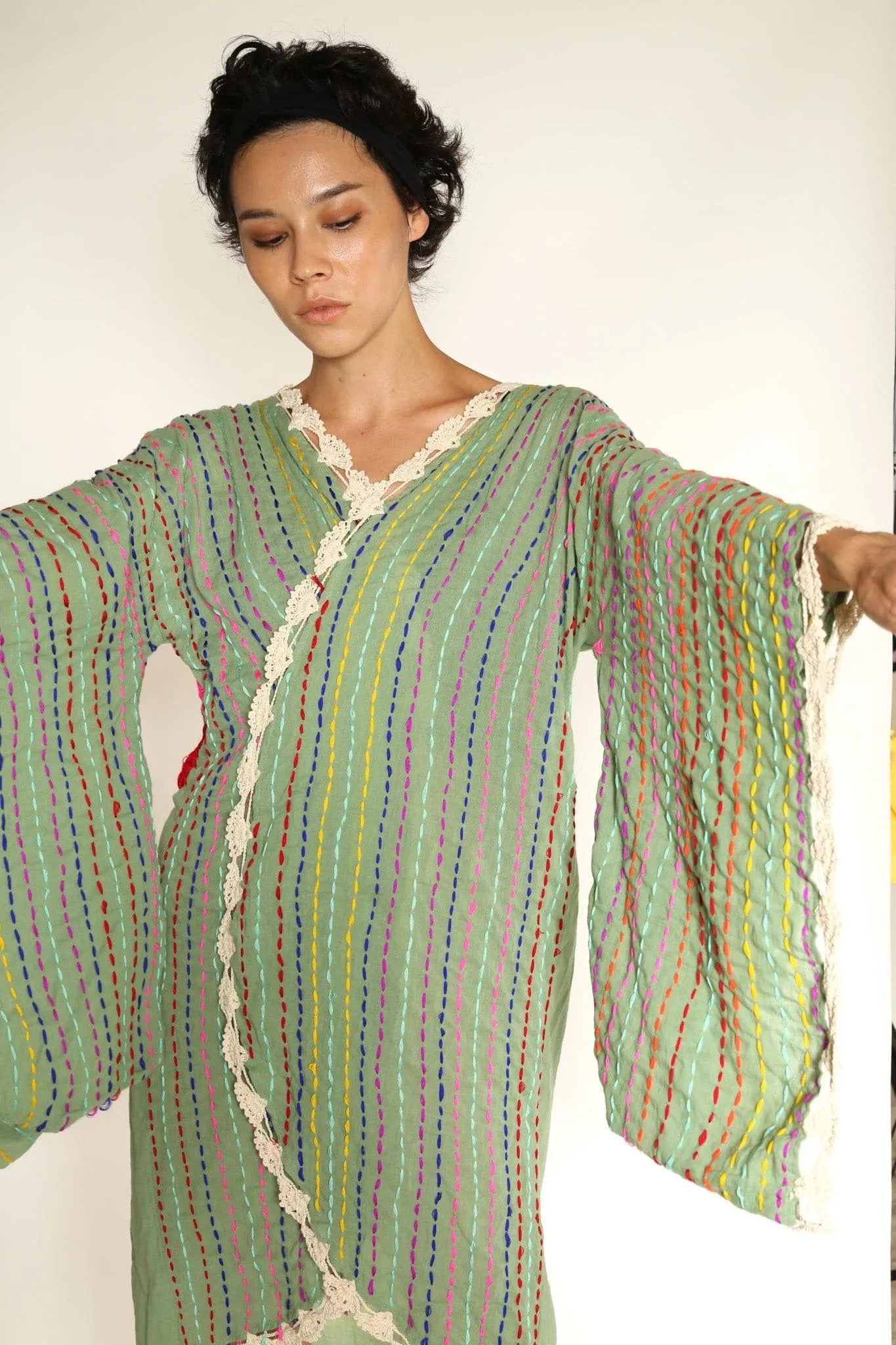 ANGEL WINGS EMBROIDERED KIMONO BILA
