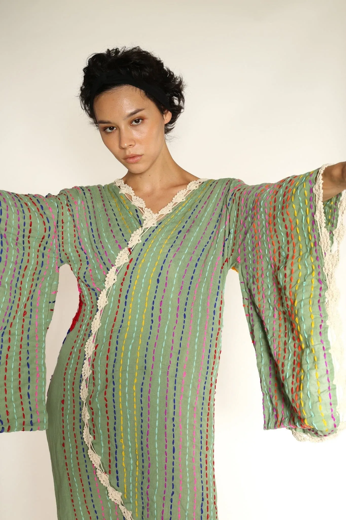 ANGEL WINGS EMBROIDERED KIMONO BILA
