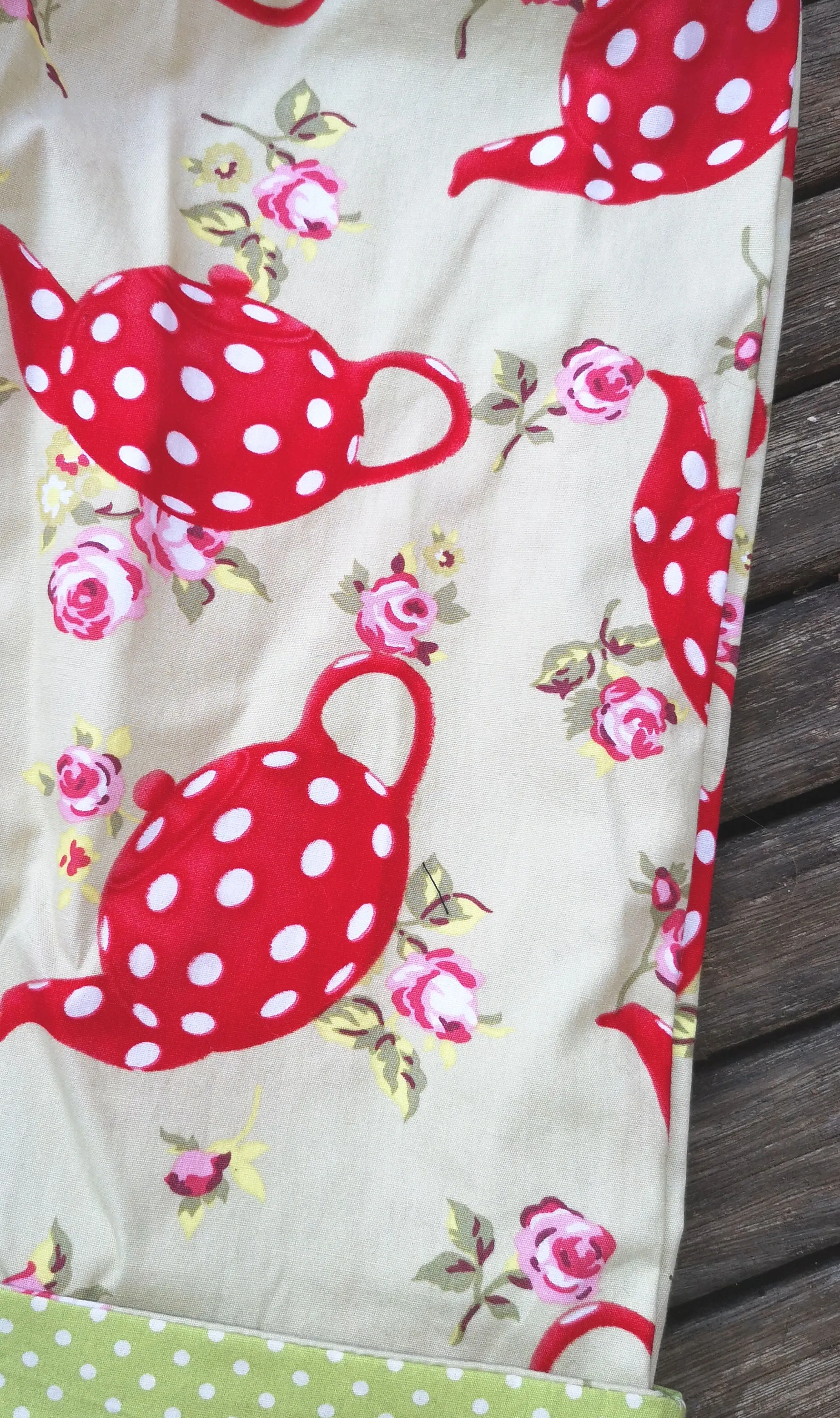 " Tea Party" childs short trousers, capri pants with contrast turn back age to fit 4-5