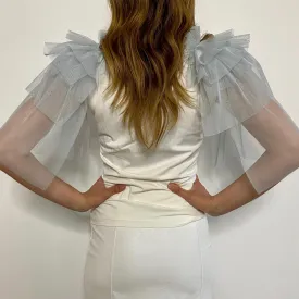 T-shirt bianca con maniche di tulle azzurro